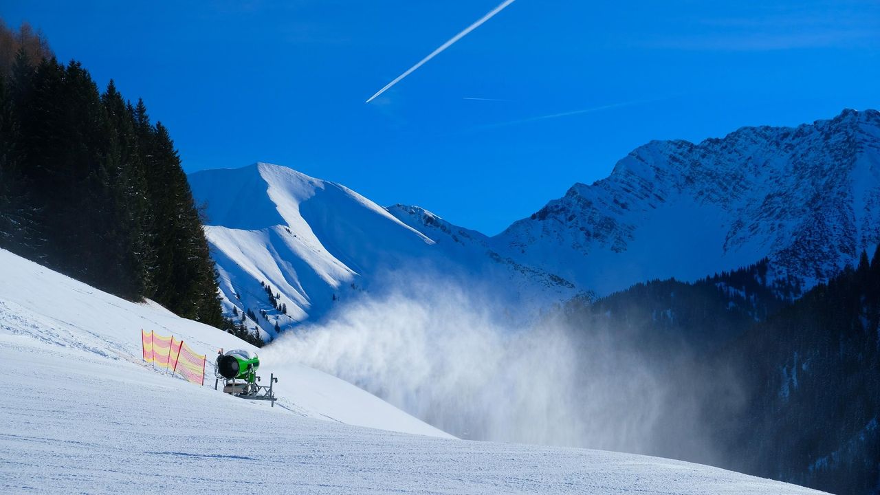 Sonnalm Piste mit Schneekanone Sonnalm Piste mit Schneekanone